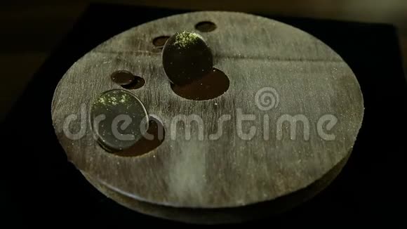 巧克力圈装饰的圆形现代咖啡蛋糕视频的预览图