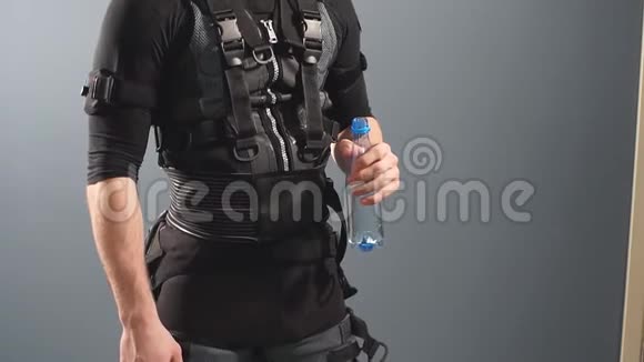 健身男子穿电刺激套装训练后喝水视频的预览图
