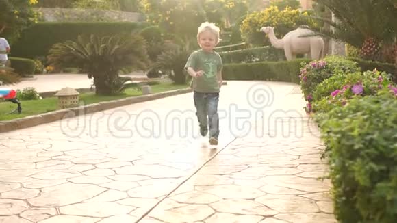 小男孩夏天在公园里跑步慢悠悠视频的预览图