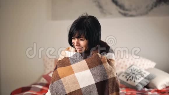 哭着尖叫的女人悲伤沮丧的黑发孤独的哭泣地毯下视频的预览图