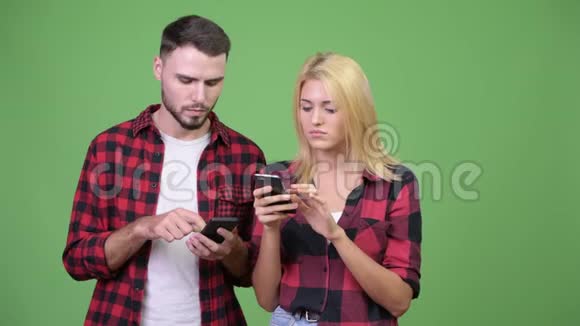 年轻夫妇用电话和坏消息聚在一起视频的预览图