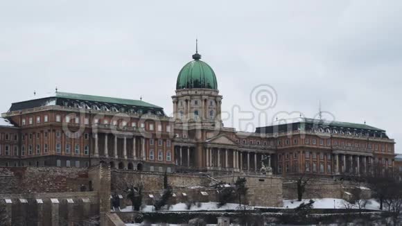 布达佩斯皇家宫殿的门面视频的预览图