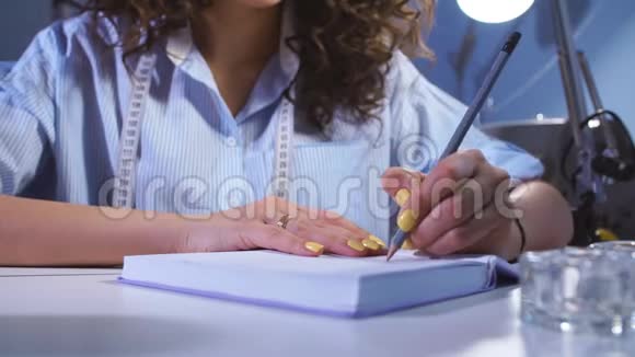 裁缝在桌子上写日记视频的预览图