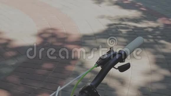 女性手触摸车把自行车慢动作紧紧抓住女人手拿着车把自行车视频的预览图