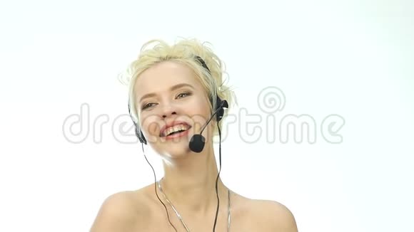 笑的女人在求助热线上交谈耳机电话营销积极的女性呼叫中心代理人在工作慢动作视频的预览图