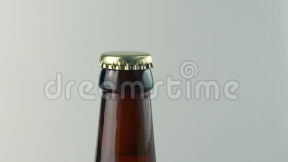 啤酒瓶开了霜冻出来了视频的预览图