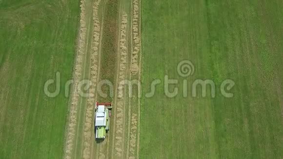小麦收获的空中剪辑工作上的组合视频的预览图