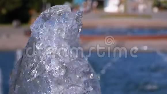 喷泉在180fps中缓慢运动特写镜头喷水喷溅视频的预览图