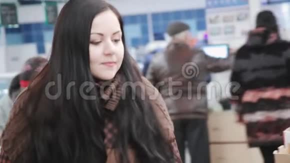 超市里的女人挑选葡萄视频的预览图