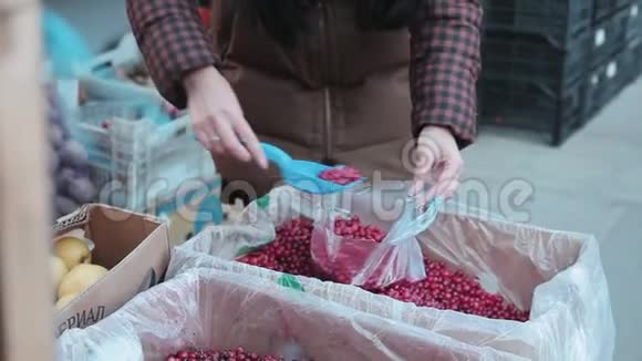 女性手在杂货店拿新鲜樱桃视频的预览图