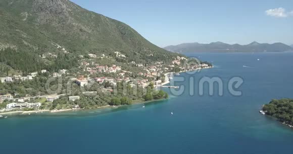 空中4K地中海海岸线慢盘有田园般的蓝色水域视频的预览图