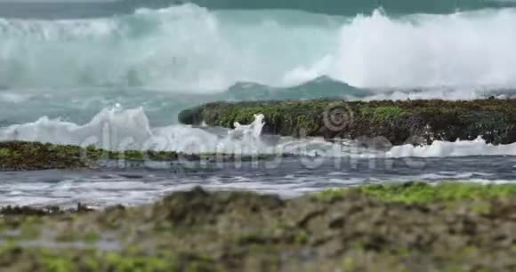 海浪在他的海岸暗礁4k镜头视频的预览图