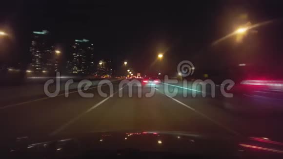 夜间在高速公路上行驶具有运动模糊效应驱动程序视图POV视频的预览图