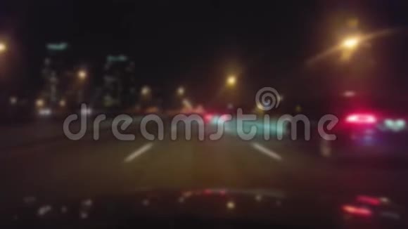 夜间在高速公路上行驶具有模糊效应驱动程序视图POV视频的预览图
