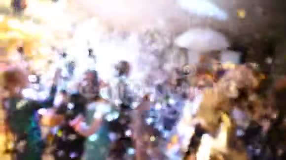 迪斯科宴会人们模糊的背景跳舞新年庆典视频的预览图