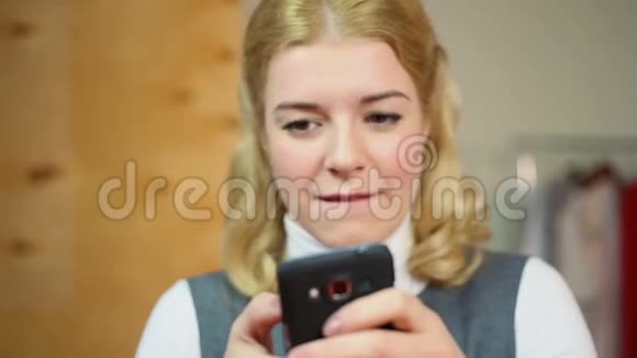开朗的女人用手机和男朋友聊天浏览交友网站视频的预览图