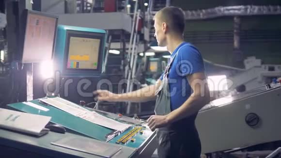 在工厂生产线上操作的工业电脑机器的工人视频的预览图