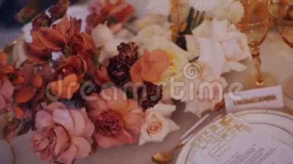 高角度拍摄美丽的婚礼花束在装饰餐桌上视频的预览图