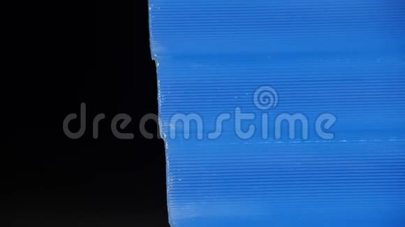 一个蓝色屋顶铁片的特写黑色背景视频的预览图