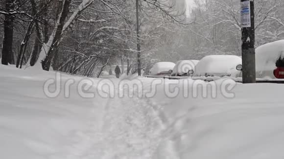 2018年2月4日莫斯科大雪覆盖的冬季景观视频的预览图