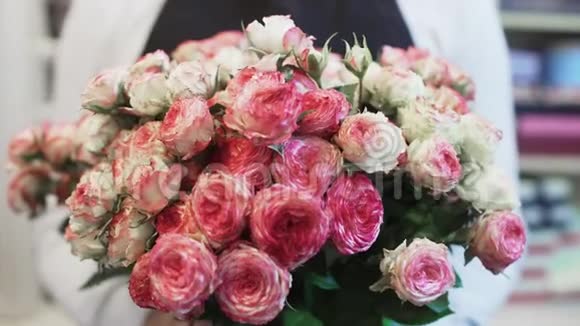 粉红色和白色玫瑰的美丽花束视频的预览图