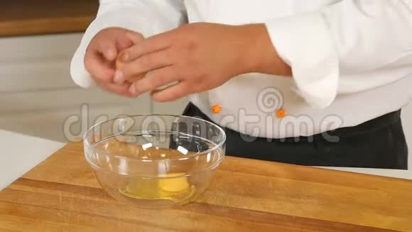 在玻璃碗里捣碎鸡蛋视频的预览图