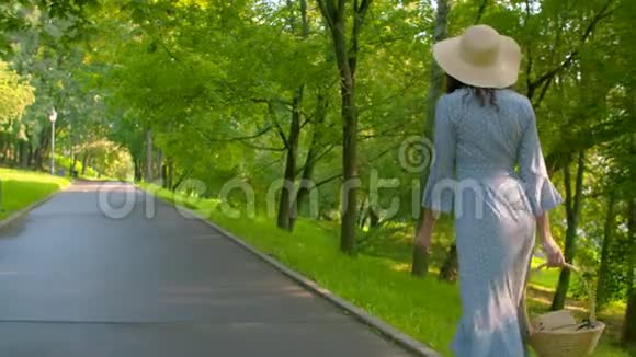 浪漫的女人在公园里散步视频的预览图