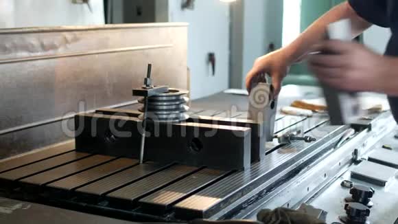 男性专家蛀虫在扩孔机上修金属滑轮小生意工作室杜松子酒视频的预览图