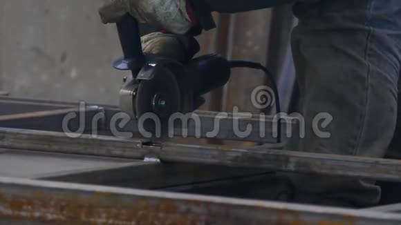 一个人用磨床工作在工厂切割钢结构美丽的火花飞出视频的预览图