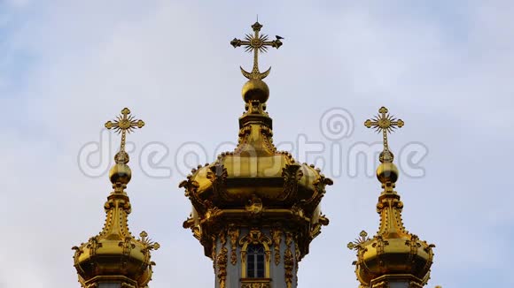 三座金色圆顶顶上有东正教十字架视频的预览图