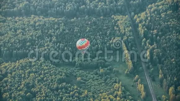 一个气球飞过绿色森林视频的预览图
