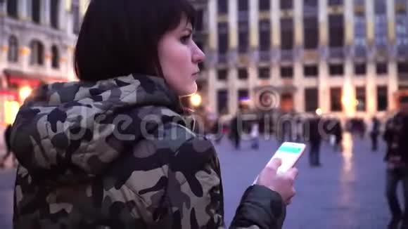 比利时布鲁塞尔大广场上的旅游女孩散步和看景点视频的预览图