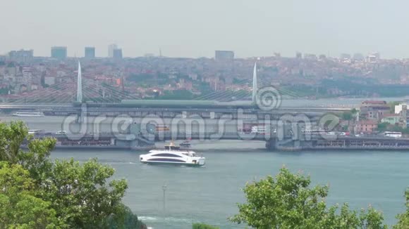 伊斯坦布尔的加拉塔大桥和金角地铁大桥视频的预览图