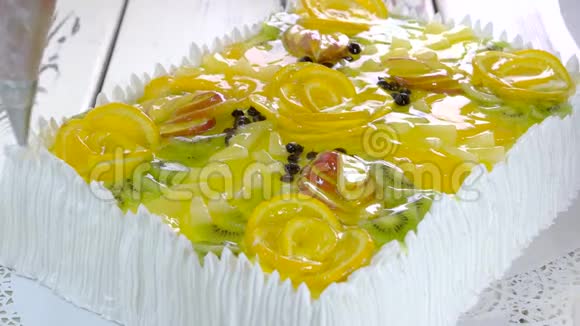 蛋糕装饰与白色鲜奶油视频的预览图