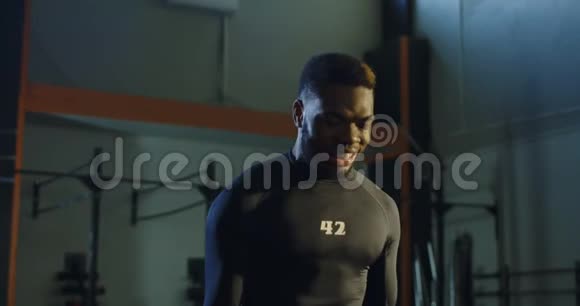 强壮的黑人在健身房里提水壶视频的预览图