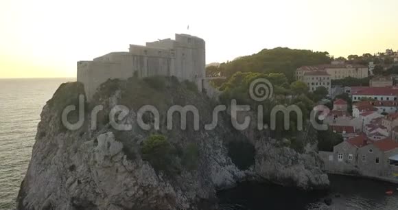 4K日落时克罗地亚杜布罗夫尼克海岸线上的城堡视频的预览图