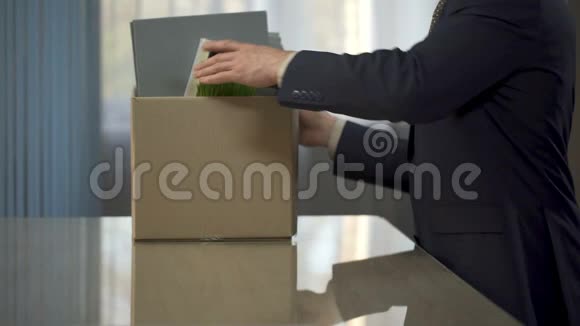 公司员工打开行李把他的东西从盒子里放到桌子上新职位视频的预览图
