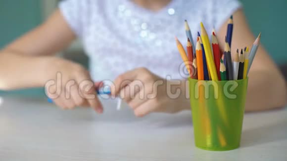 背景模糊的彩色铅笔视频的预览图