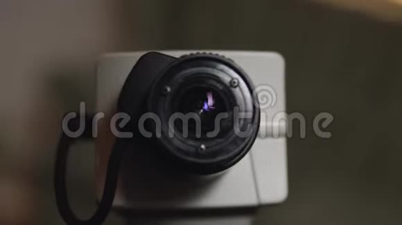 特写旧灰色方形安全相机与小黑色圆筒镜头视频的预览图