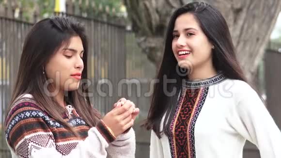 快乐的少女们谈论拉丁裔拉丁裔视频的预览图