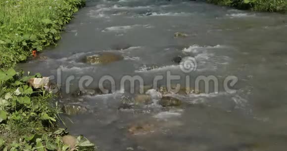 关闭水流山区河水视频的预览图