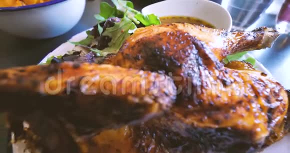 传统法式烤炉鸡和餐厅桌上的土豆视频的预览图