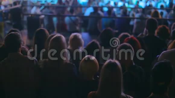 晚间在体育场观看音乐会的观众席视频的预览图