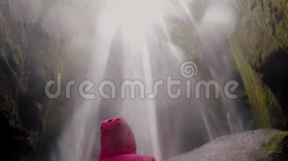自由后景年轻女子站在冰岛Gljufrabui瀑布附近的岩石上举手视频的预览图