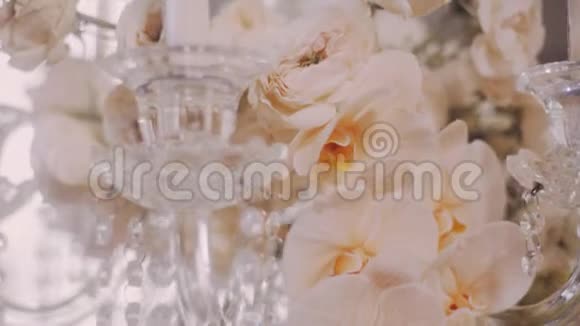 在烛台上装饰着美丽的结婚花特写了一张羊角花视频的预览图