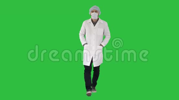 行走的年轻男性医生戴着绿色屏幕上的外科口罩Chroma键视频的预览图