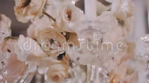 在烛台上装饰着美丽的结婚花特写了一张羊角花视频的预览图