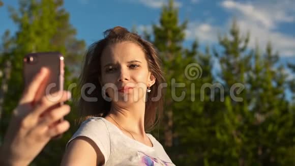 漂亮的女人在夏天公园自拍视频的预览图