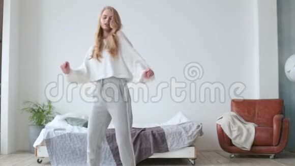 美丽的年轻女子在家跳舞视频的预览图