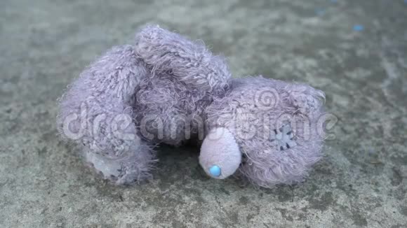 毛绒玩具灰色泰迪熊灰色背景孤独的概念童年的回忆怀旧视频的预览图